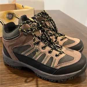 Bearpaw Youth size 4.5 Hiking Boots